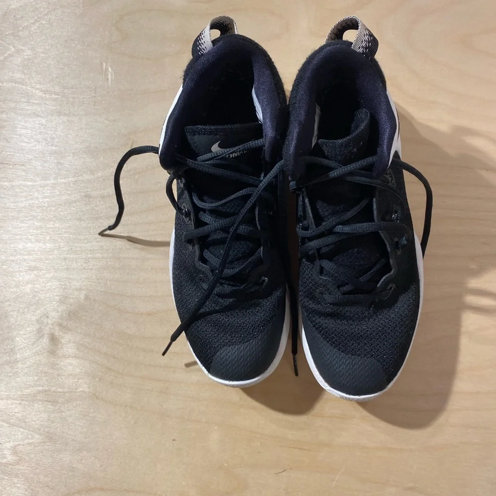 Nike Zoom Black and White Sneakers Size 6 (ND)